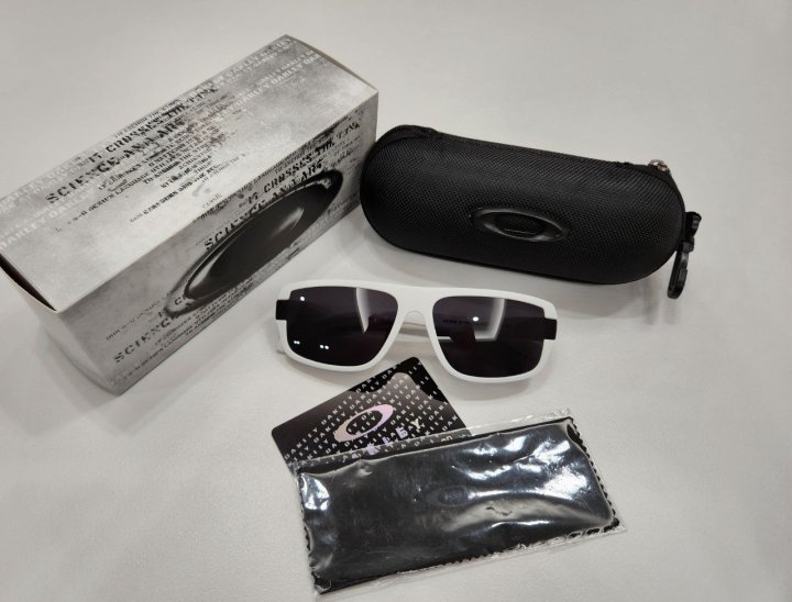 오클리 홀브룩 화이트바디