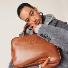 미우미우 가죽 탑 핸들 백 코냑우미우 가죽 탑 핸들 백 코냑