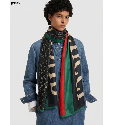 구찌 GG 슈프림 실크 숄 스카프