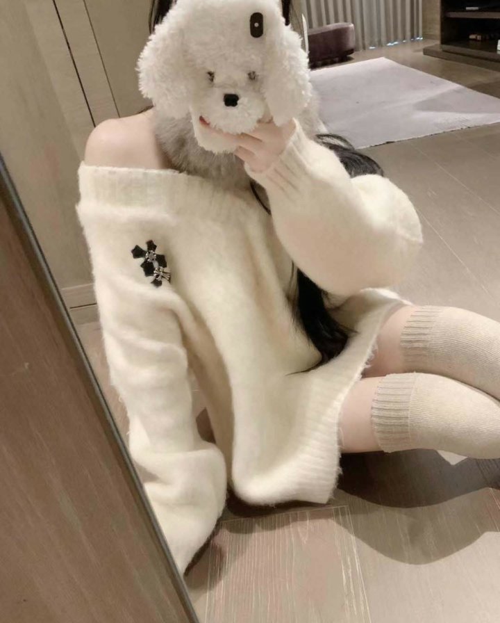 크롬하츠 여성 로고 레더패치 헤어리 브이넥 스웨터 - 2 Color