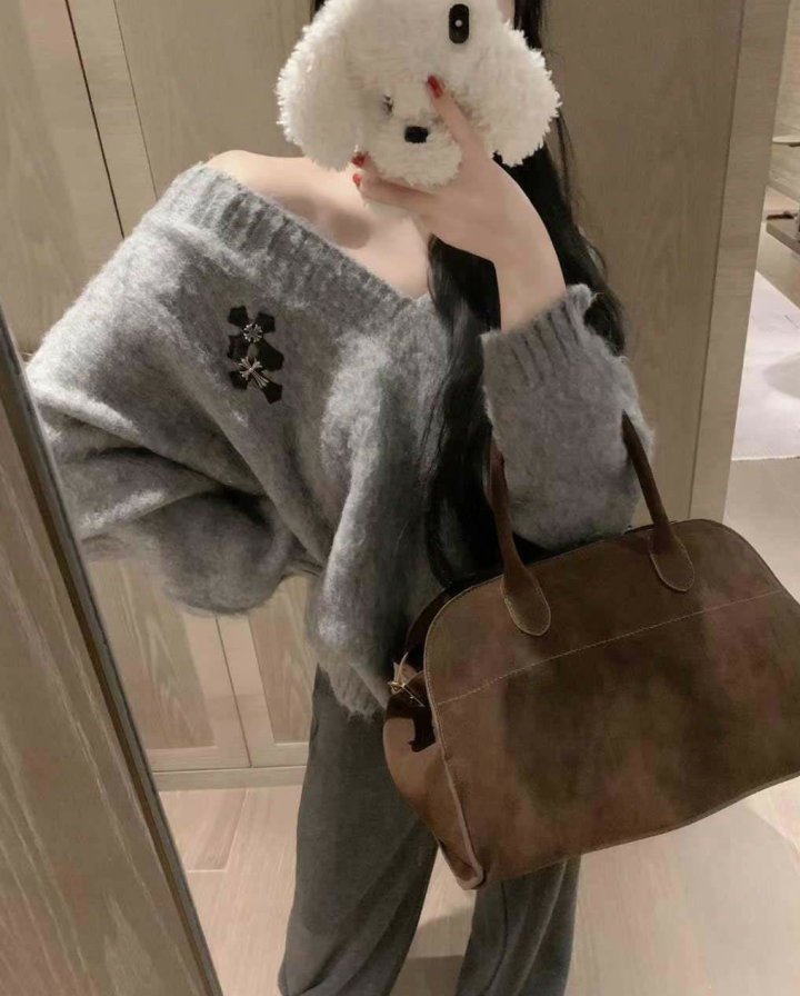 크롬하츠 여성 로고 레더패치 헤어리 브이넥 스웨터 - 2 Color