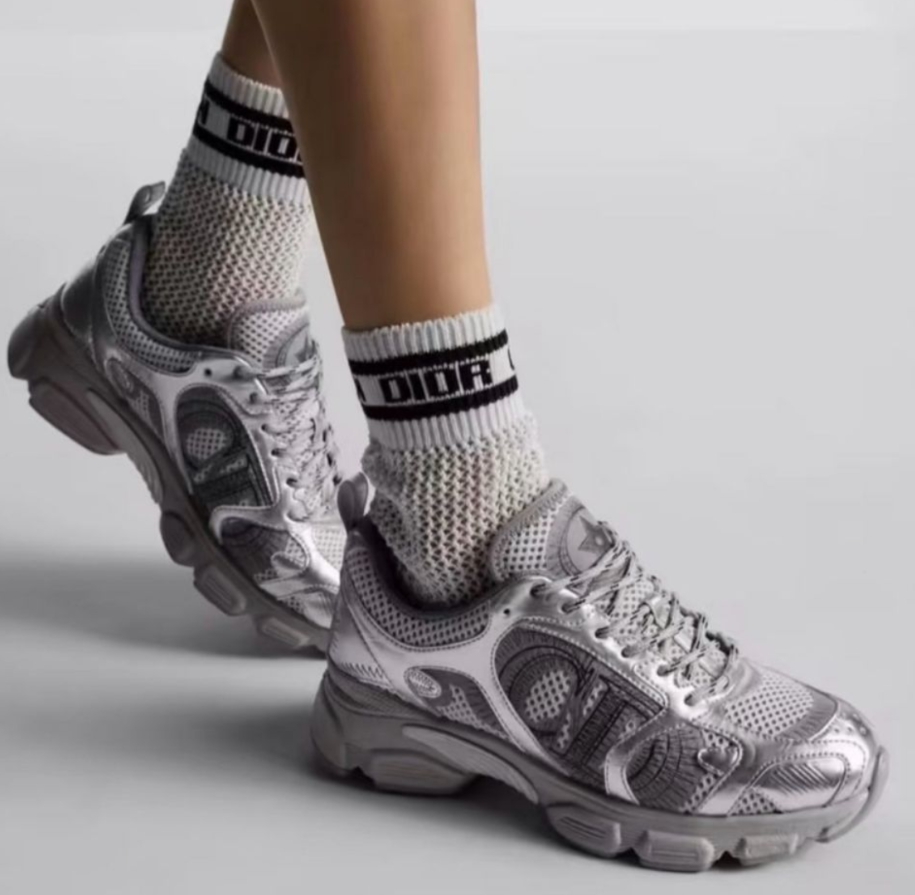 디올 스니커즈 그레이 메시 & 실버 톤 래미네이트 레더 (국내당일배송) -여성용-
