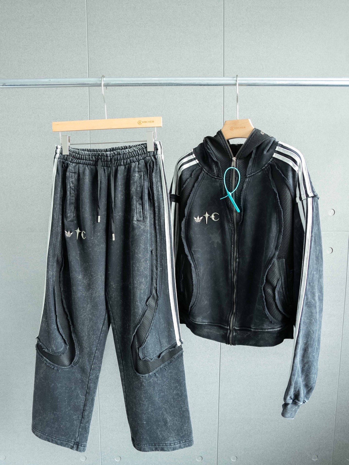 아디다스 x 떠그 클럽 팀가이스트 스웨트 후드집업 & 스웨트 팬츠 세트 - 2 Color