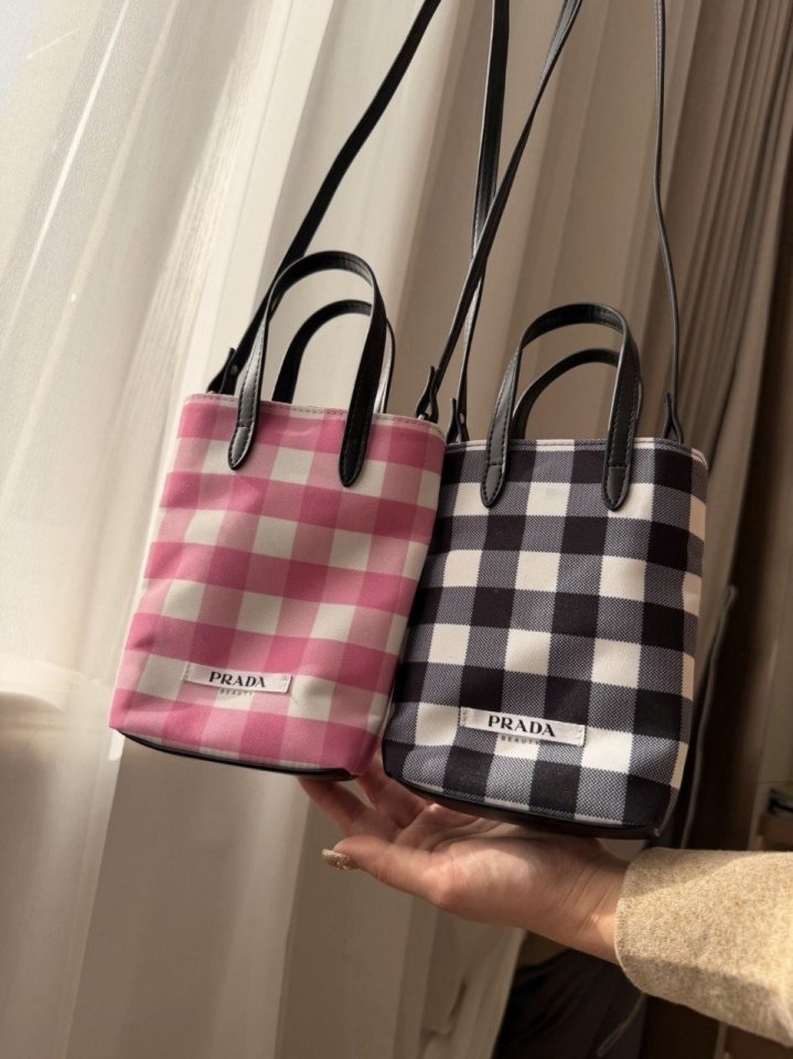 프라다 뷰티 체크무늬 크로스 바디폰백 2color